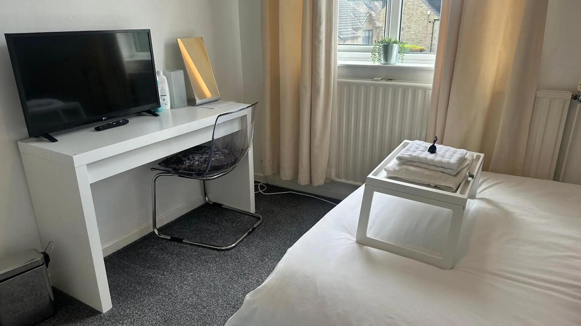홈스테이 Fairy Dell Guesthouse, With Cozy Lockable Rooms, Tv, Tea Tray With Choccies, Free Wifi And Parking, 24Hr Check In, Coa, All Are Welcome 브래드퍼드