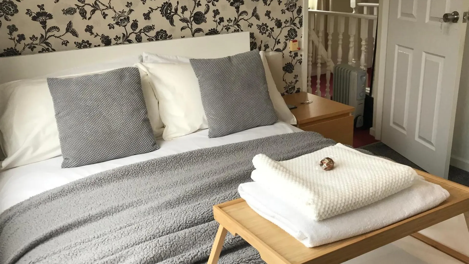 Fairy Dell Guesthouse, With Cozy Lockable Rooms, Tv, Tea Tray With Choccies, Free Wifi And Parking, 24Hr Check In, Coa, All Are Welcome 브래드퍼드 0*,  영국